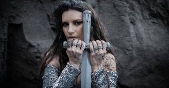 Laura Pausini, nel nuovo album duetti con Annalisa e la voce di Lucio Dalla