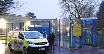 Londra, 13enne arrestato per tentato omicidio: ha accoltellato due compagni a scuola