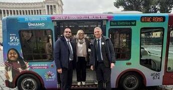 Malattie rare: bus e billboard con i colori della campagna Uniamoleforze
