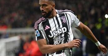 Mano di Bremer in area, arbitro assegna rigore: proteste in Atalanta-Juventus