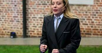 Meloni e i venti del Limburgo: “Sto congelando”