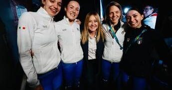 Meloni, show a Milano Cortina: tifa, applaude e Fontana le promette una tutina