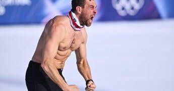 Milano Cortina 2026, vince e… si strappa la maglia: esultanza ‘alla Balotelli’ dopo l’oro