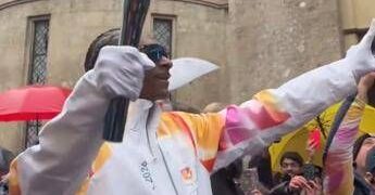 Milano Cortina, Snoop Dogg tedoforo ‘a sorpresa’ sotto la neve (finta)