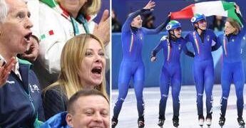 Milano Cortina, argento Italia in staffetta femminile short track. Meloni tifosa al Forum