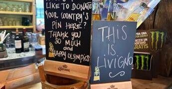 Milano Cortina, è ‘pins-mania’: da Bormio a Livigno, anche i locali le chiedono (al posto delle mance)