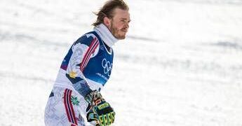 Milano Cortina, incubo McGrath: inforca e ‘butta’ l’oro nello slalom. Poi scavalca le recinzioni e si dispera nella neve