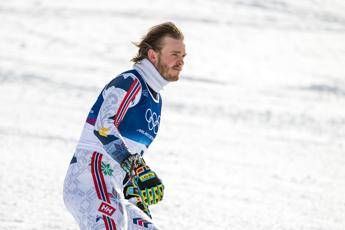 Milano Cortina, incubo McGrath: inforca e ‘butta’ l’oro nello slalom. Poi scavalca le recinzioni e si dispera nella neve