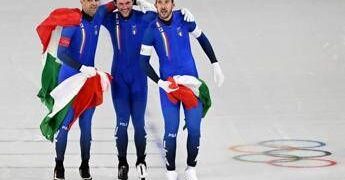 Milano Cortina, oro Italia in inseguimento squadre pattinaggio velocità: chi sono i campioni olimpici Ghiotto, Giovannini e Malfatti