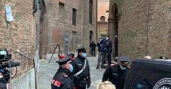 Morte David Rossi, perizia: lesioni volto non legate a caduta, ipotesi urto contro fili metallo finestra Mps