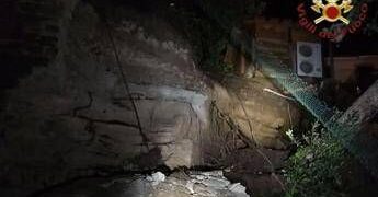 Muro di contenimento crolla su una palazzina a Formello, un morto e due feriti
