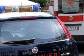 Napoli, 12enne accoltellato al polmone in casa: il padre tenta il suicidio