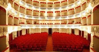 Napoli, la storia del Teatro Sannazaro: dal 1847 la ‘Bomboniera di Via Chiaia’