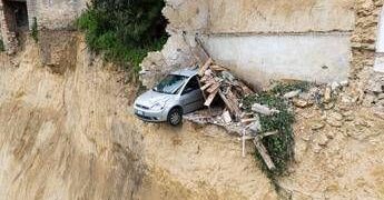 Niscemi, auto in bilico precipita nel burrone: era il simbolo della frana