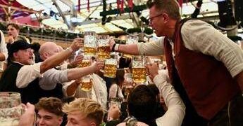 Oktoberfest a pagamento? Scoppia la lite sul biglietto d’ingresso