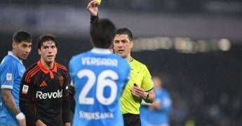 Olivera abbatte Smolcic, arbitro assegna rigore. Conte chiede un rosso: caos in Napoli-Como