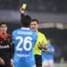 Olivera abbatte Smolcic, arbitro assegna rigore. Conte chiede un rosso: caos in Napoli-Como