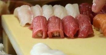 Pesce crudo e rischio epatite, l’immunologo: “Ecco quando può accadere”