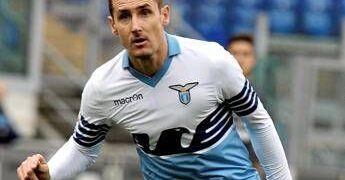 Quando il calciatore aiuta l’arbitro, i due precedenti di Miroslav Klose: ‘l’anti-Bastoni’
