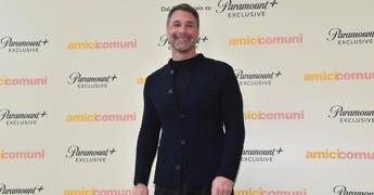 Raoul Bova in ‘Amici comuni’: “Il telefono è il terzo incomodo in una coppia”