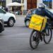 Rider sfruttati, Glovo replica: “Procura non ha ordinato di assumerne 40.000”