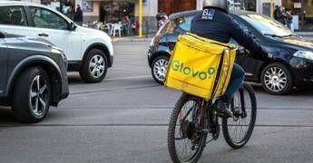 Rider sfruttati, procura Milano dispone controllo giudiziario per Glovo Foodinho