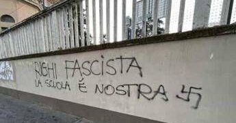 “Righi fascista”, liceo chiuso per atti vandalici. Il preside: “Pura brutalità”