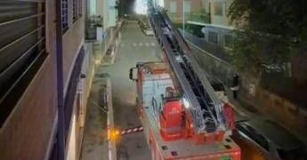 Roma, cadono calcinacci dal cornicione di un palazzo al Fleming: intervengono i vigili del fuoco