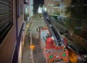 Roma, cadono calcinacci dal cornicione di un palazzo al Fleming: intervengono i vigili del fuoco