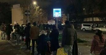 Roma: quartieri est senza acqua, lunghe file alle autobotti dopo rottura di una tubatura