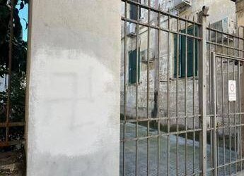 Roma, svastica nel cortile del film ‘C’è ancora domani’