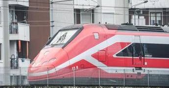 Sabotaggi su linee dell’Alta velocità, treni in ritardo e rallentamenti. Salvini: Atti criminali”