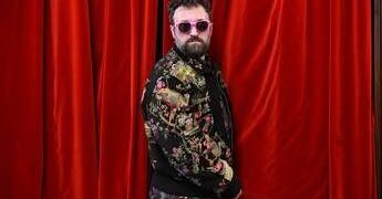 Sanremo 2026, Dargen D’Amico chi è: gli esordi nel freestyle e gli occhiali da sole come alter ego