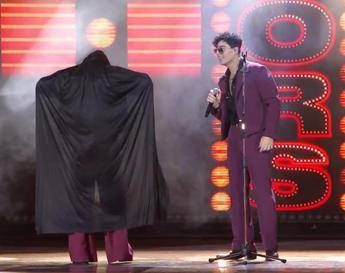 Sanremo 2026, Fru dei The Jackal irrompe (di nuovo) sul palco con i The Kolors