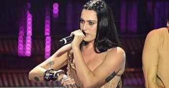 Sanremo 2026, Gaia ospite del Suzuki stage: chi è la cantante di ‘Chiamo io, chiami tu’