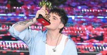 Sanremo 2026, Olly torna al Festival: un anno dalla vittoria con ‘Balorda nostalgia’