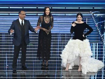 Sanremo, Irina Shayk illumina l’Ariston: “Carlo sono qui per te”