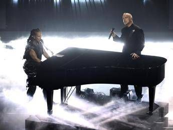Sanremo, Ramazzotti e Keys incantano con ‘L’Aurora’: è standing ovation