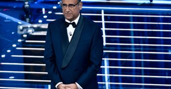 Sanremo, la battuta di Conti alla moglie scatena polemiche. E lui replica: “Ha riso con me”