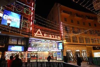 Sanremo, scaletta quarta serata: la lista dei cantanti per duetti e cover