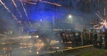 Scontri Askatasuna, tre persone arrestate: una ha aggredito il poliziotto