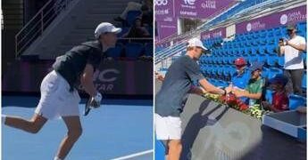 Sinner, primo allenamento a Doha: servizio e… autografi