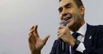 Sondaggio politico, quanto vale il partito di Vannacci e chi perde voti