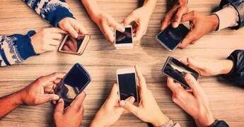 Spagna vieta i social agli under 16: nuove regole per Instagram, TikTok e Grok