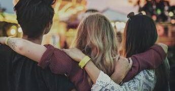 Stare insieme è un anti-stress, studio svela i benefici dello ‘scudo sociale’