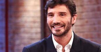 Stefano De Martino conduttore di Sanremo 2027, il golden boy Rai pronto a guidare il festival