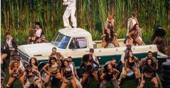 Super Bowl, Bad Bunny infiamma l’Halftime Show e Trump attacca: “Uno schiaffo agli Usa”