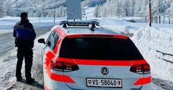 Svizzera, treno deraglia nel canton vallese: molti feriti