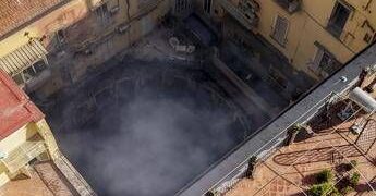 Teatro Sannazaro distrutto, la promessa di Giuli: “Tornerà a splendere”. Oggi il ministro a Napoli