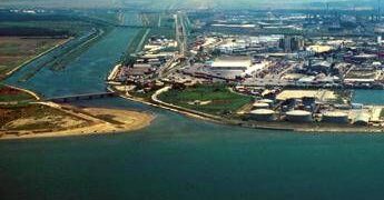 Tragedia al porto di Livorno: barca si ribalta, un morto